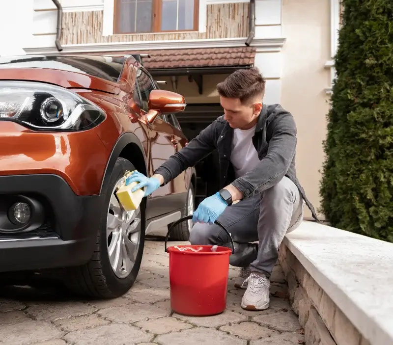 Lavage auto à domicile Charmes-sur-l'Herbasse : professionnel intervenant sur un véhicule